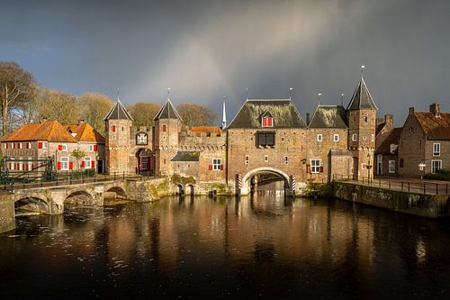 De koppelpoort van Amersfoort met een regenboog van Bart Ros