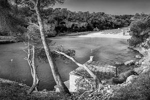 Bucht Cala Llombards auf der Insel Mallorca. Schwarzweiss Bild.