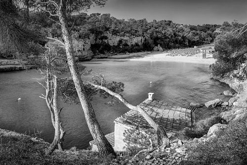Cala Llombards baai op het eiland Mallorca. Zwart-wit beeld.