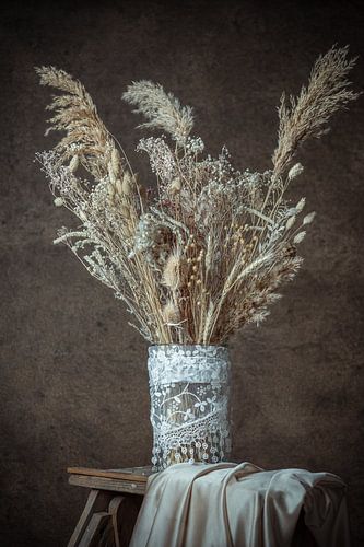 Stilleben getrocknete Blumen in Spitze. 3/3