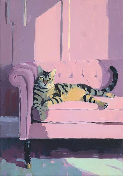 Getigerte Katze auf rosa Couch von Niklas Maximilian
