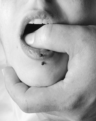 Fetisj portret van een vrouw en man in bdsm stijl