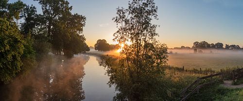 Mistige ochtend bij de Kromme Rijn op Landgoed Rhijnauwen, Provincie Utrecht, Nederland