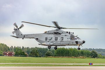 Ein schwedischer NH-90-Hubschrauber hat abgehoben. von Jaap van den Berg