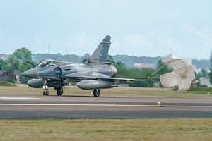Dassault Mirage 2000-5F mit Bremsfallschirm.