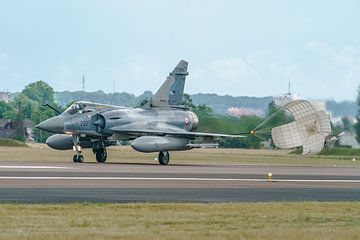Dassault Mirage 2000-5F met remparachute. van Jaap van den Berg