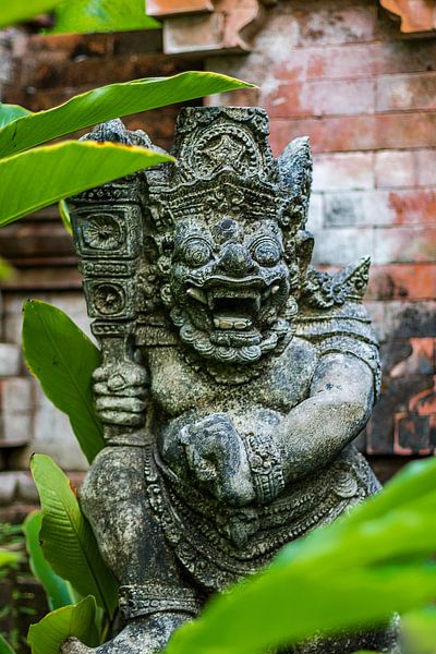 Statue de Bali devant un temple par Fotos by Jan Wehnert