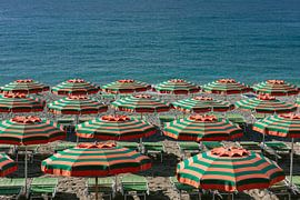Bunte Sonnenschirme in Cinque Terre Monterosso | Photoprint Italien Reisefotografie von HelloHappylife