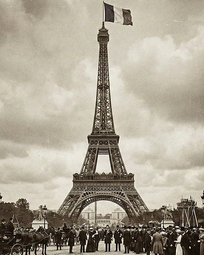 Vintage Eiffel Tower Old Photo – Historic Paris Architecture Wallpaper