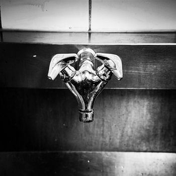 Een waterkraan in de industriële wasbak