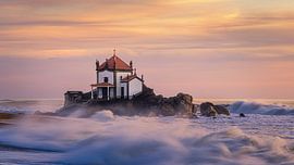 Zonsondergang bij Capela do Senhor da Pedra, Vila Nova de Gaia, Portugal