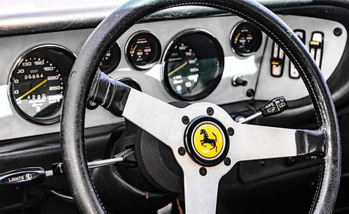 Tableau de bord voiture de sport Ferrari 308 GT4 Dino