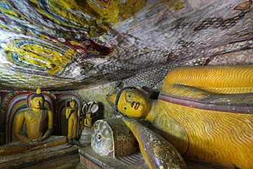 Boeddha in de gouden rotstempel van Dambulla van Antwan Janssen