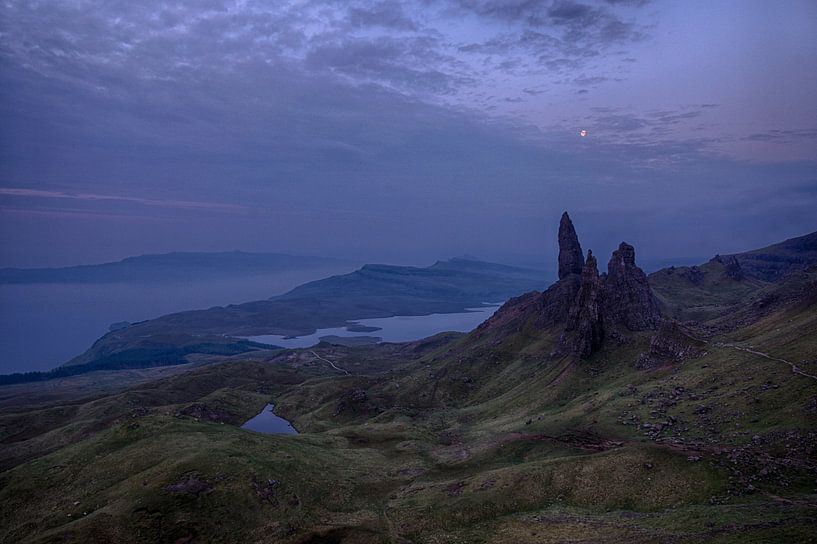 Der alte Mann von Storr bei Mondschein von Bas Oosterom