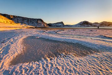 Herzförmige Figur im Schnee am berühmten Sandstrand bei Haukland während des Sonnenuntergangs auf de von Robert Ruidl