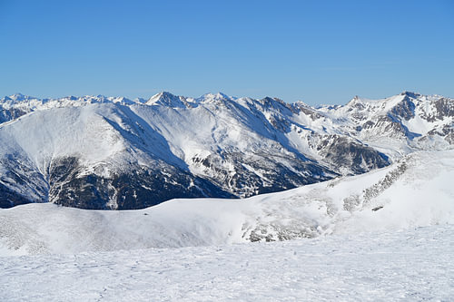 Des sommets enneigés sous un ciel d'hiver d'un bleu éclatant