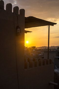 Uitzicht op het oude centrum van Nizwa bij zonsondergang van Lisette van Leeuwen
