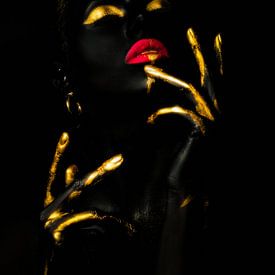 Goldenes Mädchen mit roten Lippen von Werner van Beusekom