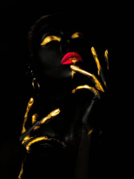 Goldenes Mädchen mit roten Lippen von Werner van Beusekom