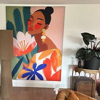 Klantfoto: Stijlvol modern portret van een vrouw met bloem en kleurrijke patronen van But First Framing, als ArtFrame