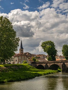 Uitzicht op het dorp Mirecourt in de Vogezen - Frankrijk