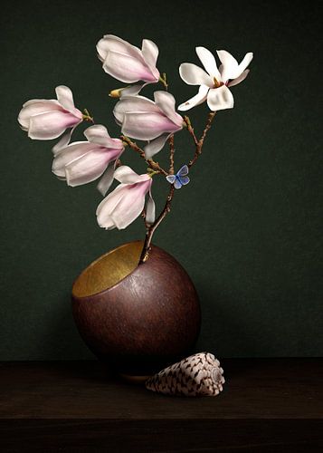 Nature morte florale Royal Shinmei avec magnolia japonais sur Flower artist Sander van Laar
