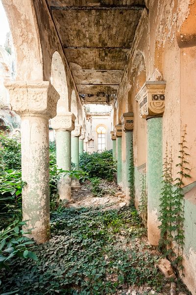 Abandoned synagogue by Times of Impermanence