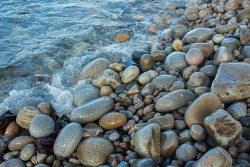 Stenen strand   in Ierland van By Foto Joukje