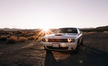 Witte Dodge Challenger bij zonsondergang in Death Valley | Reisfotografie | Californië, U.S.A. van Sanne Dost