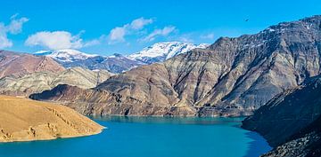 Panorama van een prachtig blauw meer in Tibet van Rietje Bulthuis
