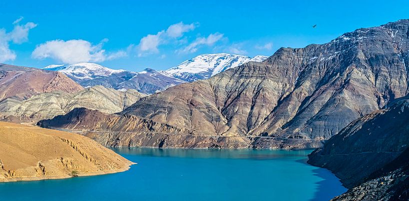 Panorama van een prachtig blauw meer in Tibet van Rietje Bulthuis
