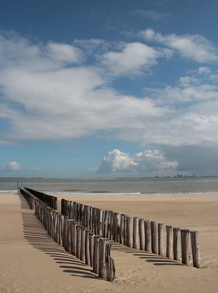 Waterbrekers met uitzicht op de boulevard Vlissingen van Patrick Riemens