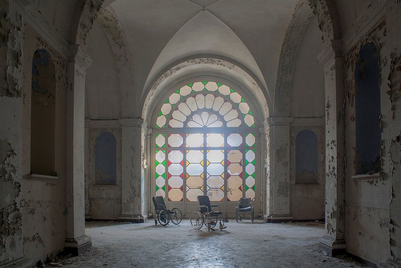 abandoned madhouse von Ivana Luijten