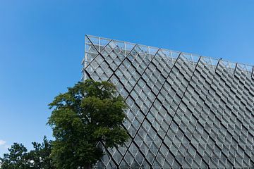 Modern gebouw met mooi raster aan Philipslaan Eindhoven van Patrick Verhoef