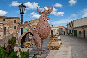 Skulptur eines Hahnes in einer Gemeinde auf Mallorca