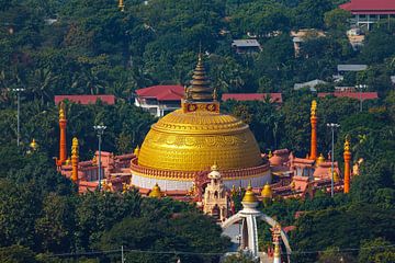 De pagodes van Mandalay van Roland Brack