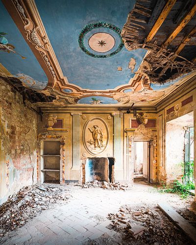 Villa abandonnée avec fresque.