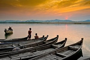 Bootjes op de Irrawaddy rivier Bagan in Myanmar tijdens zonsondergang. van Ron van der Stappen