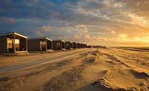 Chalets de plage sur la côte au coucher du soleil sur iPics Photography