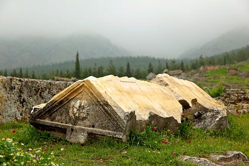 Landschapsfoto met een graf uit de oudheid in Pamukkale, Turkije | Reisfotografie.