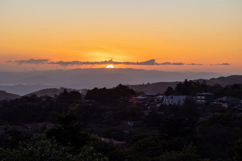 Coucher de soleil sur un paysage de collines par whmpictures .com