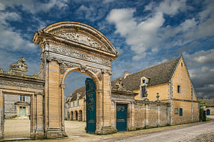Historisches Tor mit Bogen auf dem Anwesen eines Bauernhofs in Nordfrankreich