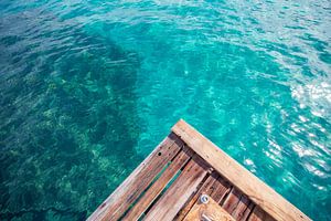 Curacao Bay van een pier van Charles Poorter