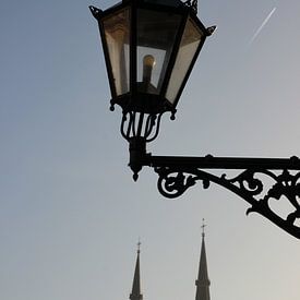 Delft, lantaarn op Markt met kerktorens Maria van Jesse kerk op Burgwal Delft van Anita Bastienne van den Berg