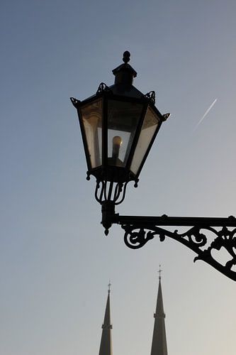 Delft, lantaarn op Markt met kerktorens Maria van Jesse kerk op Burgwal Delft