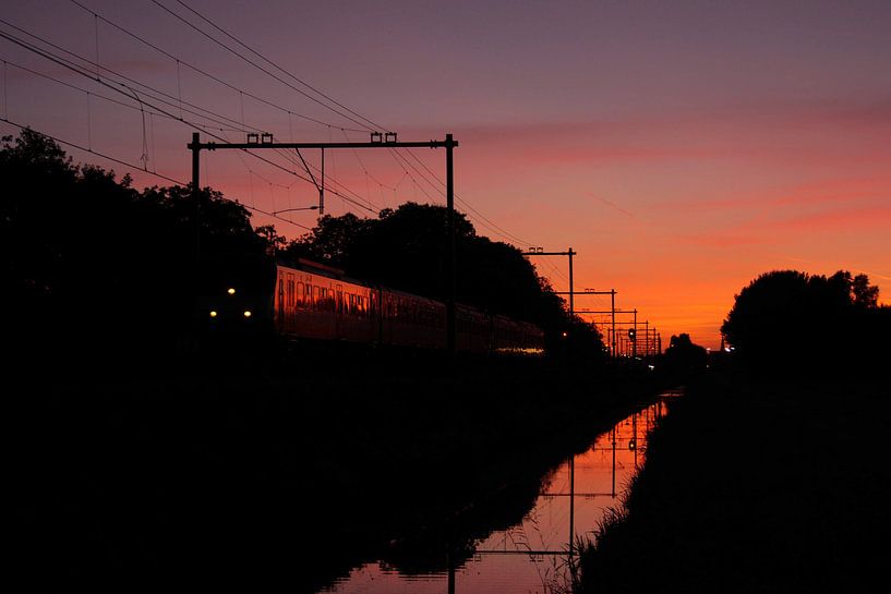 Trein met weerspiegeling tijdens zonsondergang I Haarlem I NS Sprinter van Floris Trapman