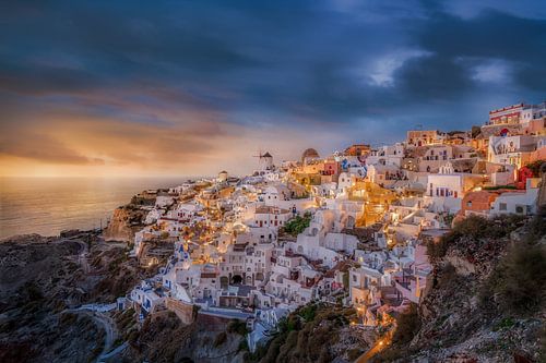 Santorini-eiland in Griekenland bij zonsondergang