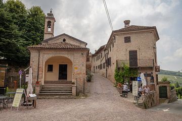 Straatje in dorp in Piemond Italie