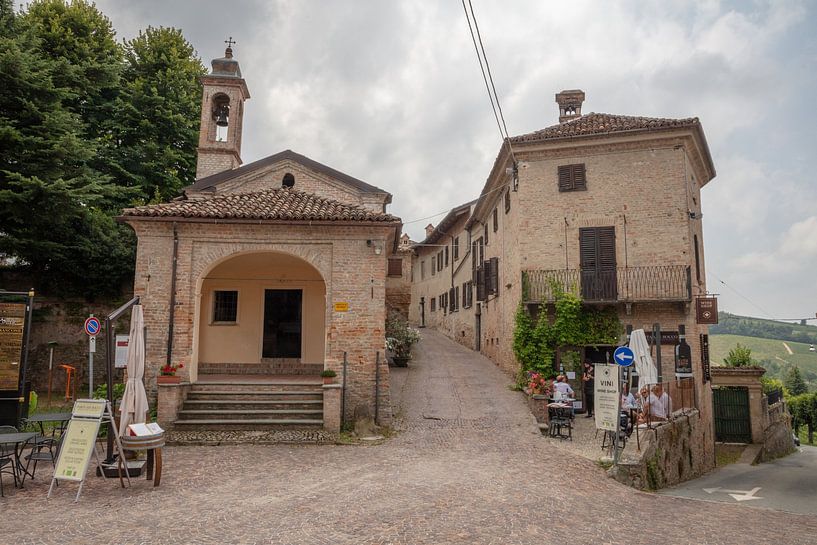 Straße in einem Dorf in Piemont Italien von Joost Adriaanse