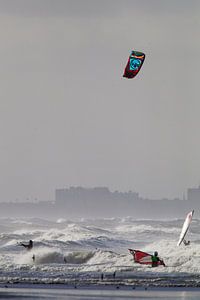 Kitesurfers en surfers in de Noordzee sur Menno van Duijn